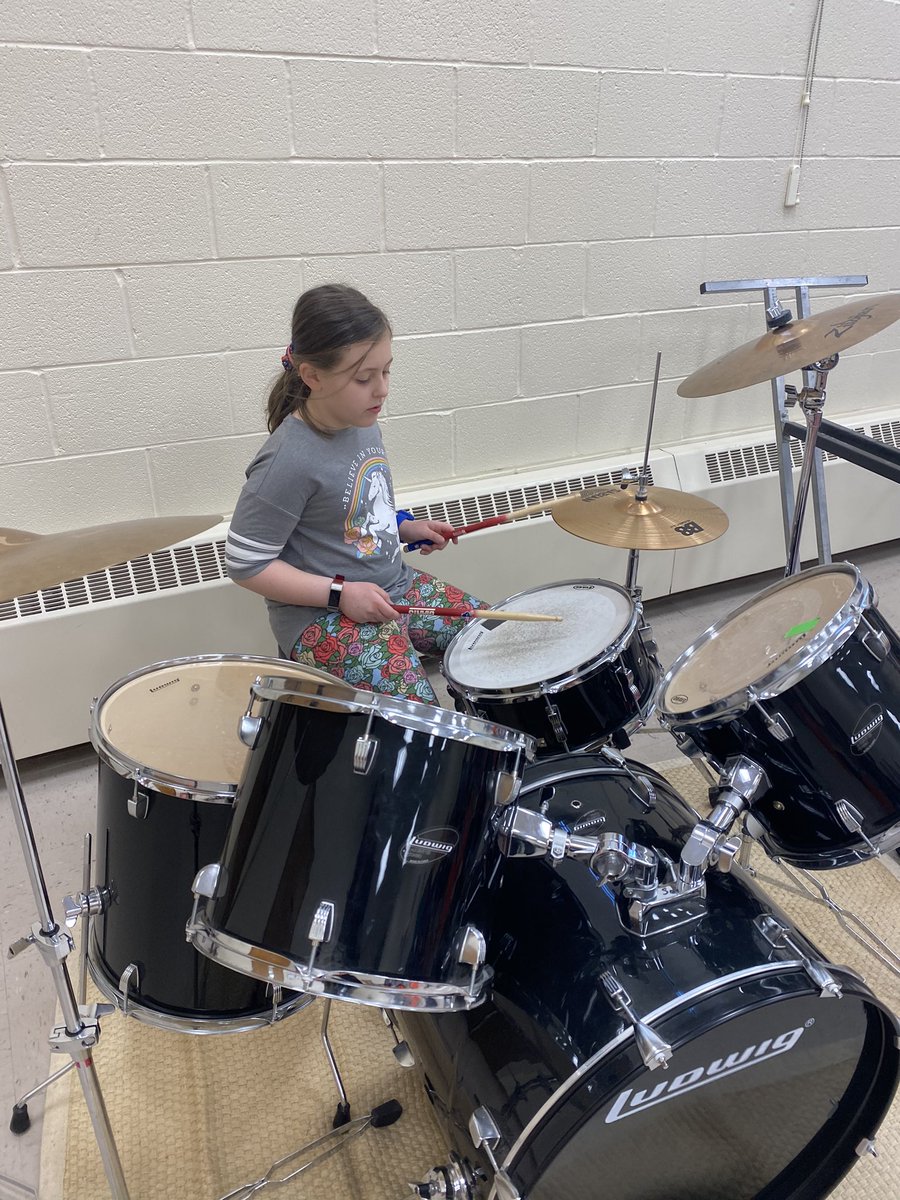 VFESchoolofRock's tweet photo. Today in Drums 101 we learned about Dave Grohl, the drummer of the most popular 90s Rock band Nirvana.     

Dave Grohl fact: Post Nirvana, Dave Grohl has found success as the lead singer and guitarist of the band Foo Fighters.  #VFESOR2020 #davegrohl #nirvana #foofighters https://t.co/I2fNd8ubfb