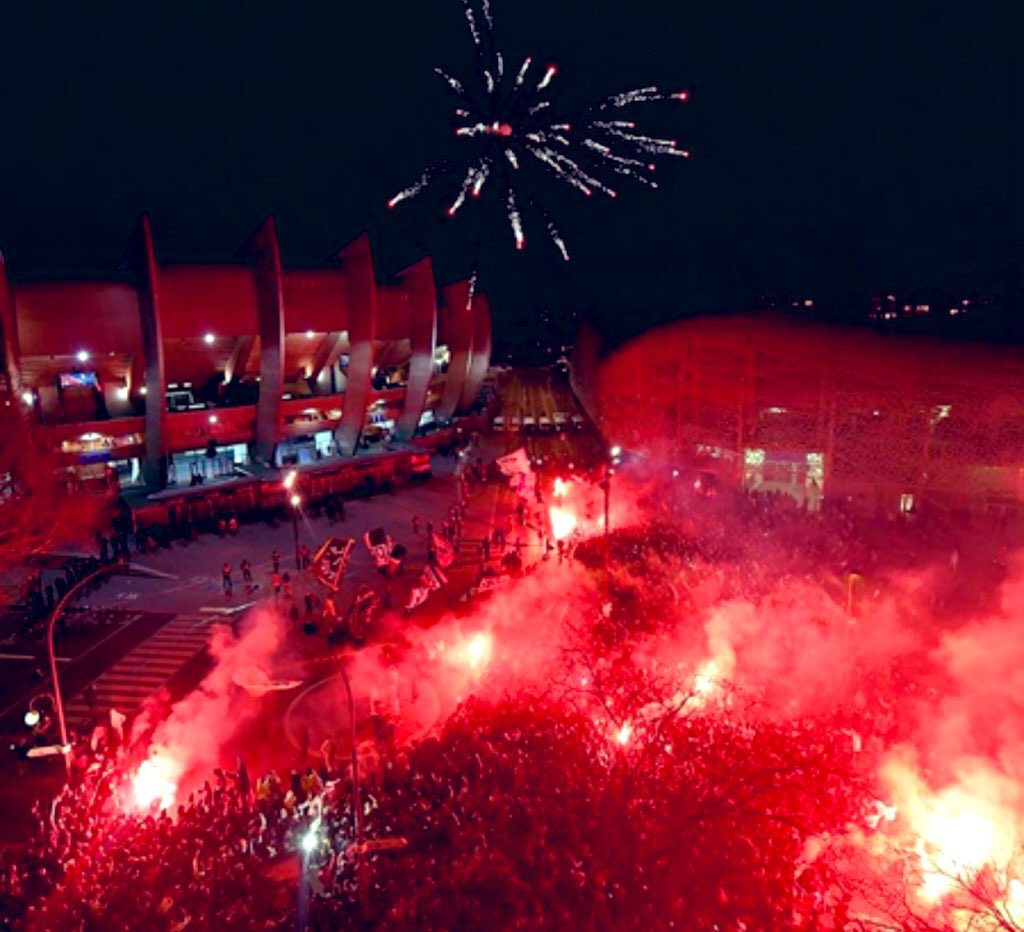 lasource75006's tweet photo. Les meilleurs supporters du monde sont parisiens @Co_Ultras_Paris❤️💙 https://t.co/DjZH8nI8fo