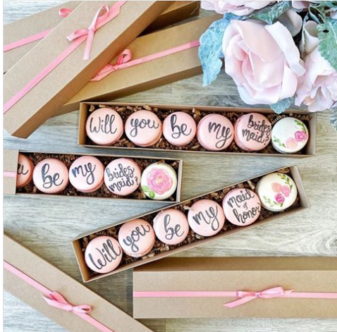 _letsgetmarried's tweet photo. Scrumptious way of popping the #question! @maisycakesbakes
Recreate the question with one of the #wedding #bakery specialists on #LetsGetMarried at: https://t.co/i2bZE2RkNV https://t.co/VXNGN1JDJi