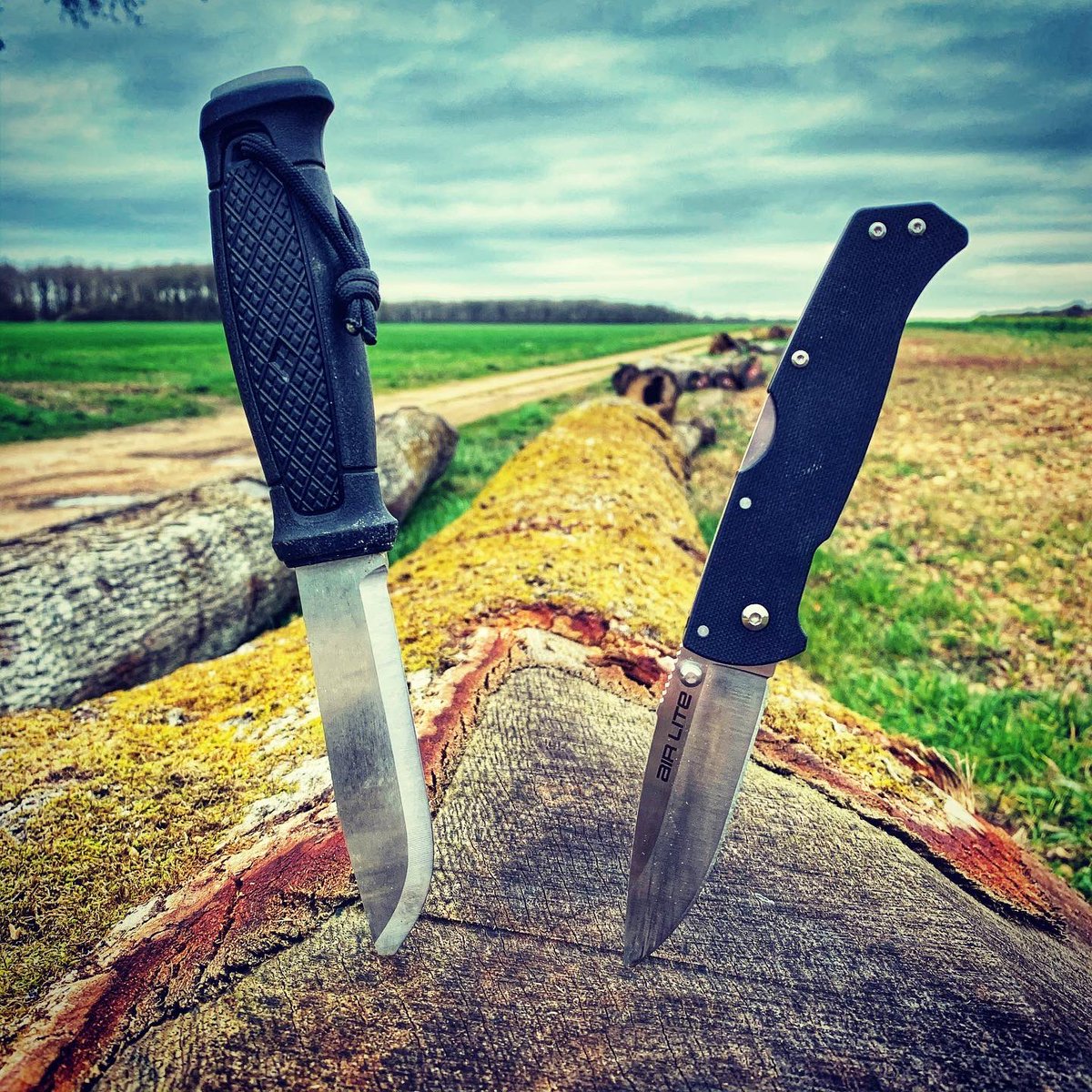 LGDL2's tweet photo. Faire prendre l’air à mes couteaux...  #haveaknifeday #knifelife #knifeaddict #MoraGarberg #MoraKniv #Moraknives #ColdSteelAirLite #ColdSteelKnives #TopsUTE2 #TopsKnives #knifeporn #knifeforlife https://t.co/r8Ag4QHDK6