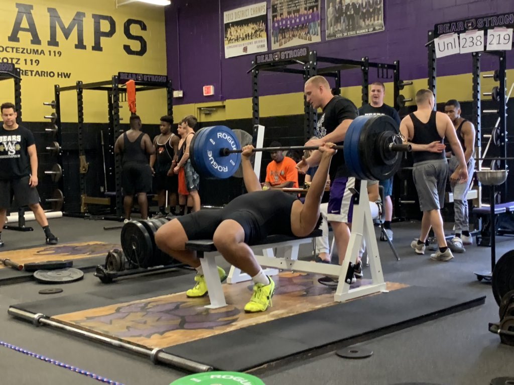 WSBearAthletics's tweet photo. @RushingEmanuel first lift 
#EasyWeight https://t.co/2WNmEDEDaZ