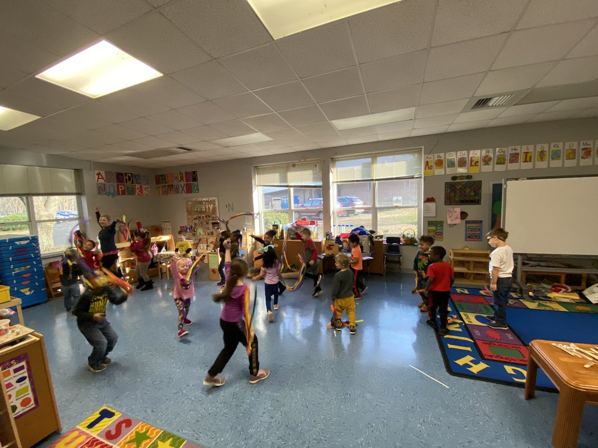 southwestprek's tweet photo. Painting the Rainbow with Mrs. Emory @Southwest_HPS @hickoryprek @SNG_Catawba @catawbakids https://t.co/hHmgrhatmC