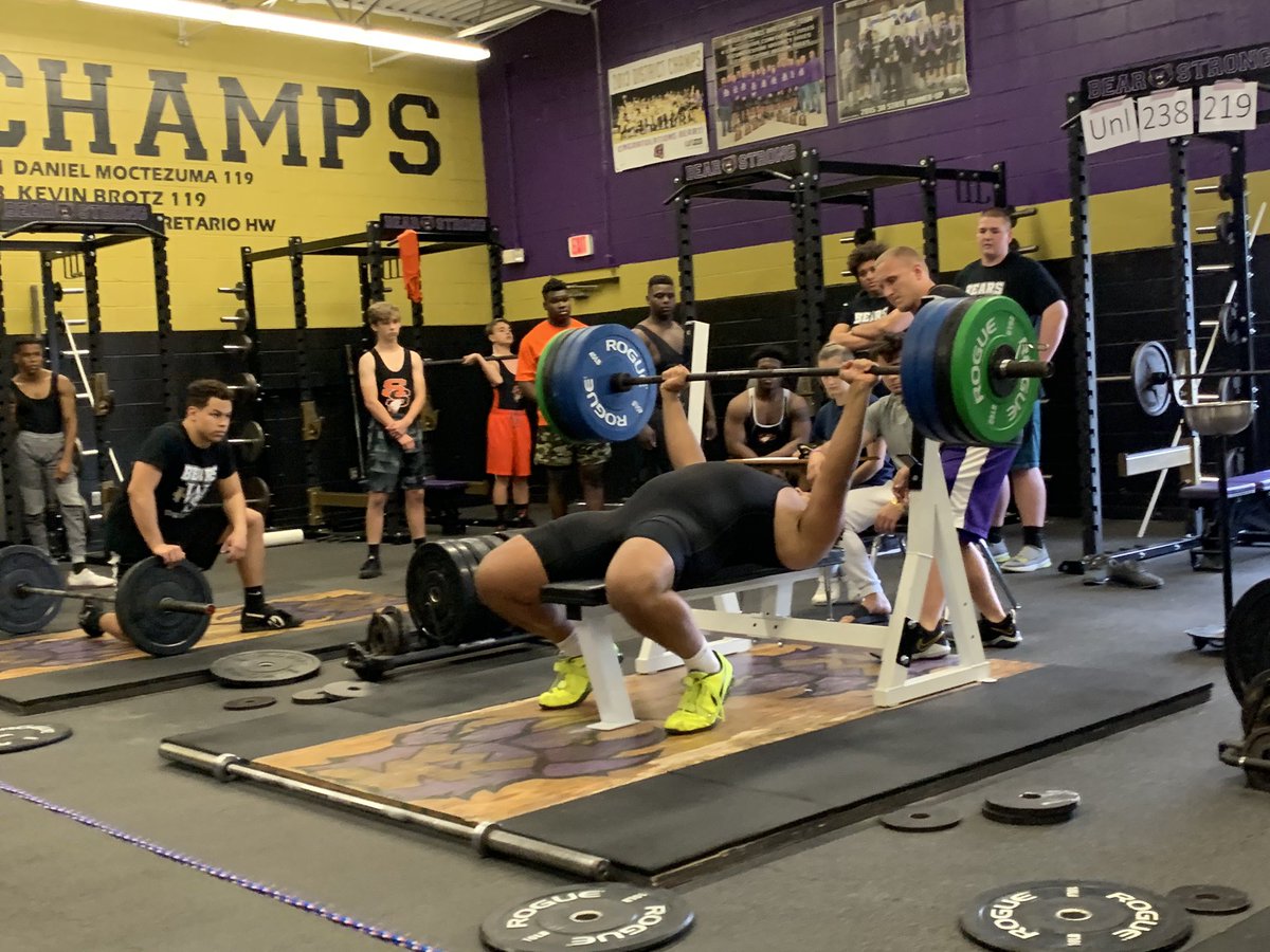 WSBearAthletics's tweet photo. @RushingEmanuel = 
#EasyWeight https://t.co/VHlX2Vnir2