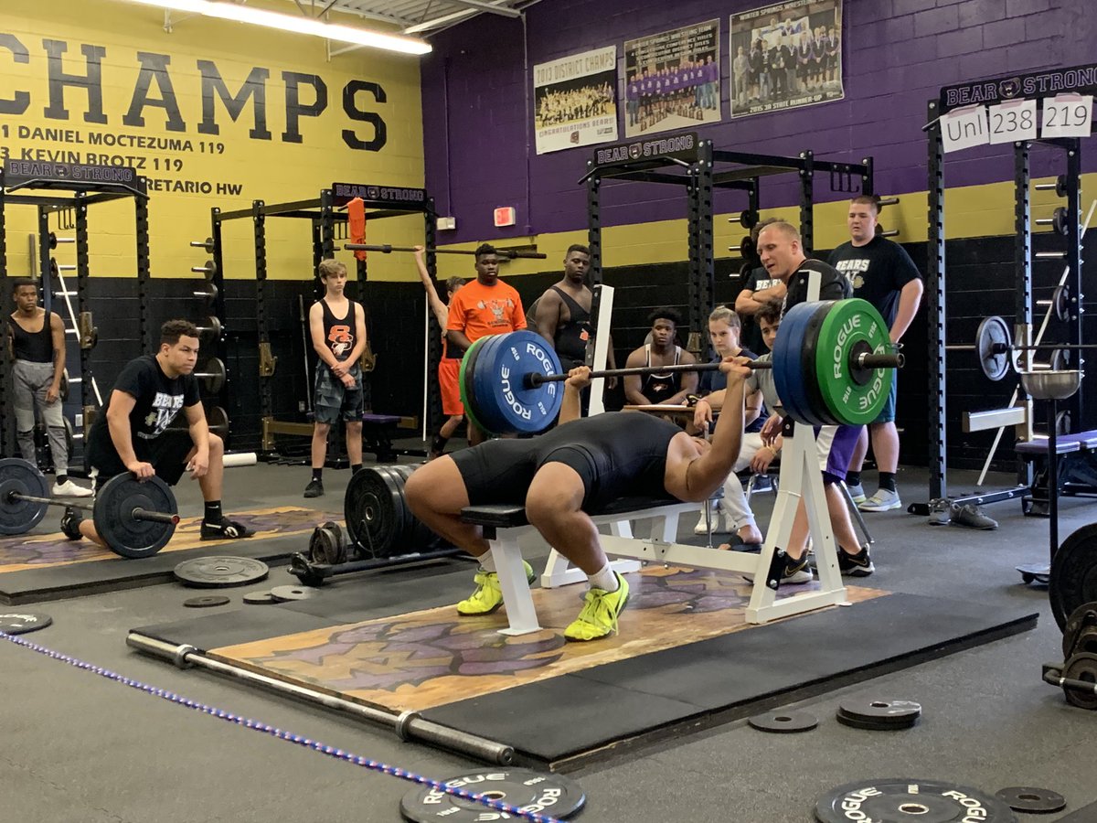WSBearAthletics's tweet photo. @RushingEmanuel = 
#EasyWeight https://t.co/VHlX2Vnir2