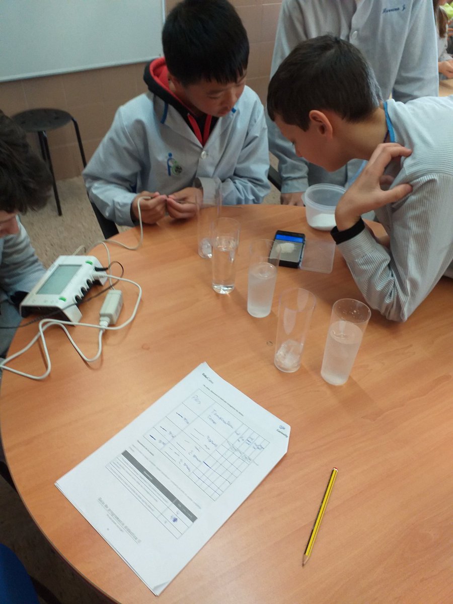 Dabian21's tweet photo. Per què posem sal al gel?
A Cicle Superior millorem la nostra competència científica amb propostes dinàmiques i recursos basats en la indagació.  #EduCaixa 
Planifiquem, formulem hipòtesis, recollim dades i trobem respostes.  @EscolesFEDAC @FEDACMontcada https://t.co/vTh947GZtD