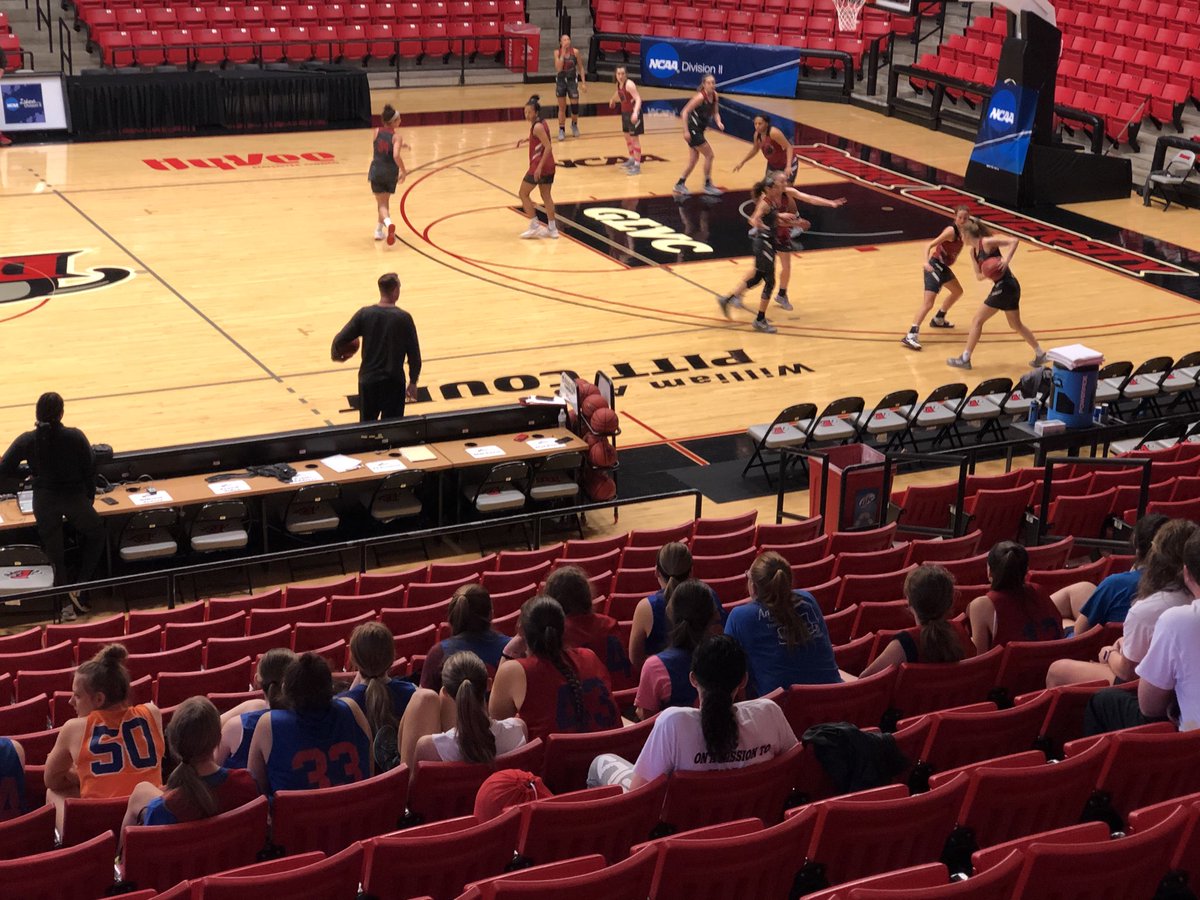 TyPede23's tweet photo. Taking it all in.  ⁦@PlatteValley1⁩ girls watching Drury Women practice. https://t.co/DkjFbxpuIq