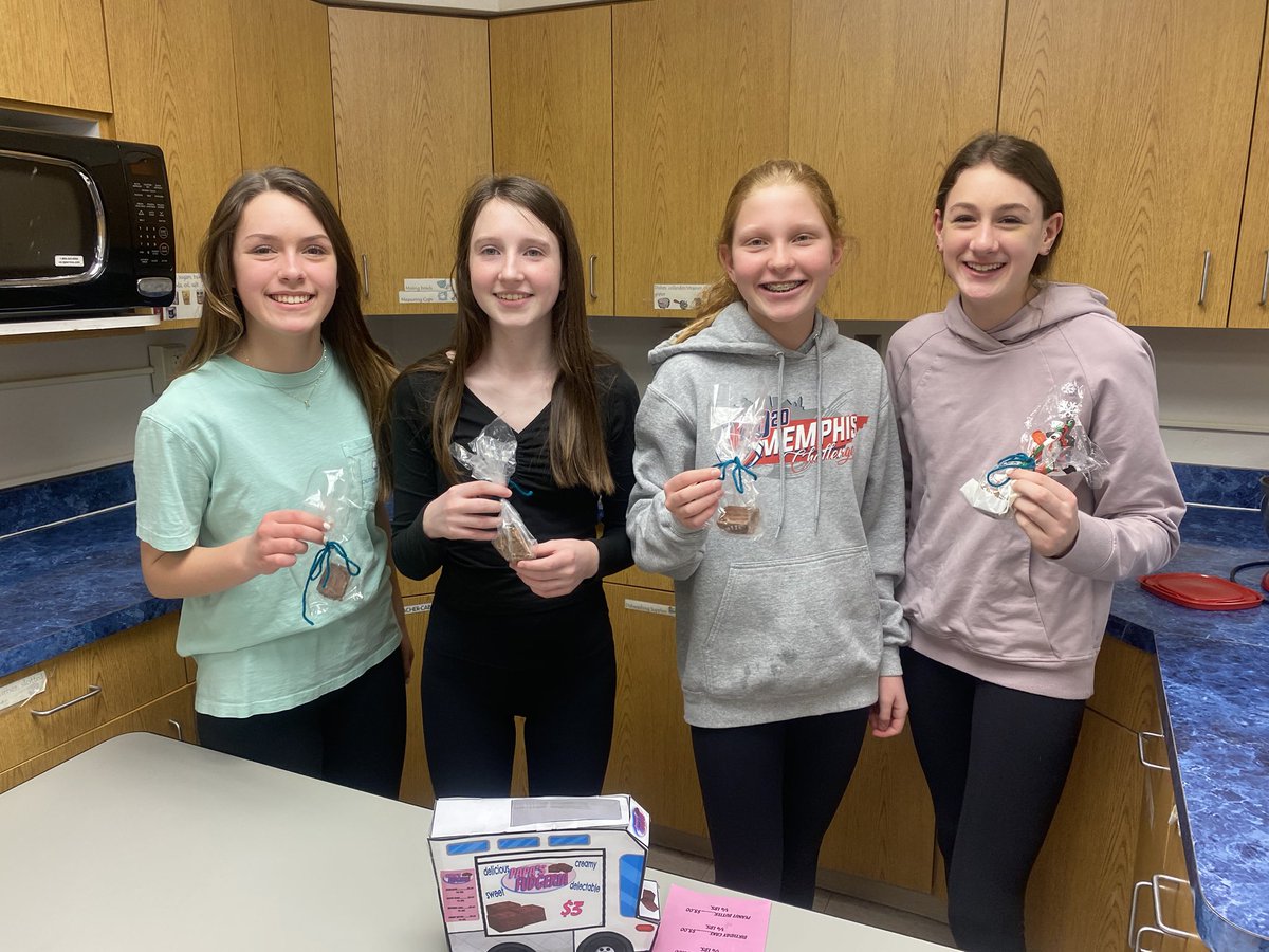 CrestviewMiddle's tweet photo. 8th grade FACS hosted Food Truck Challenge today.  Some future chefs sharing their talents. #CMSLeads #theresnoplacelikecrestview https://t.co/29y3J0uABU