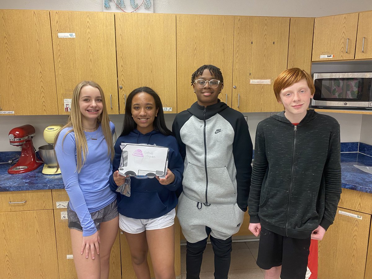 CrestviewMiddle's tweet photo. 8th grade FACS hosted Food Truck Challenge today.  Some future chefs sharing their talents. #CMSLeads #theresnoplacelikecrestview https://t.co/29y3J0uABU