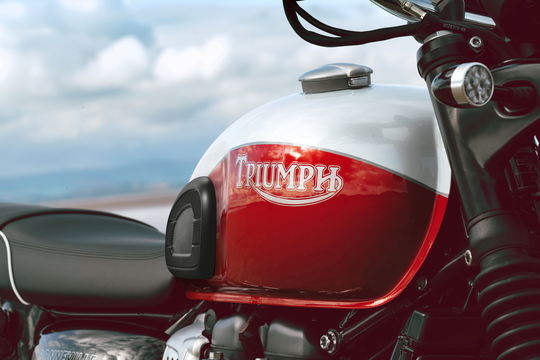 The #T100BudEkins Special Edition includes an exclusive two-color tank design with hand painted coach lining, unique Triumph heritage logo and Californian ‘flying globe’ branded under lacquered decal. #BonnevilleT100 #ForTheRide

bit.ly/MY20BudEkinsBo…