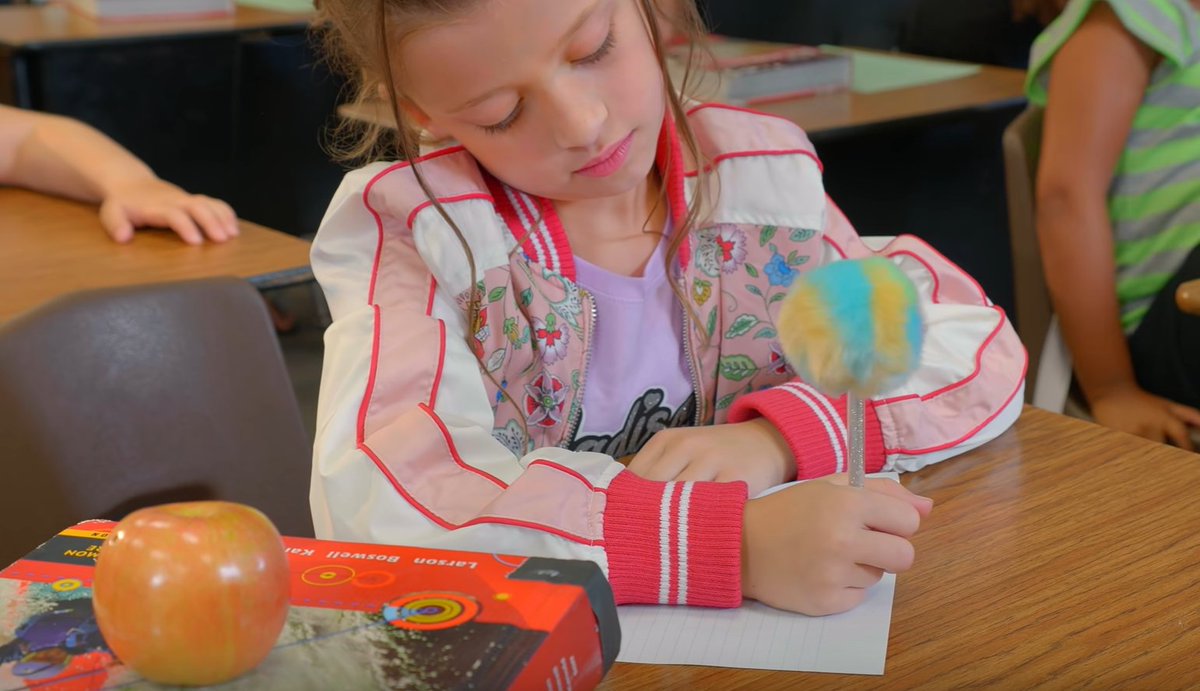 Madison_B_Smart's tweet photo. Working hard in school, respecting your #teachers, and being kind to #classmates are all ways you can be #SMART in the #classroom. 📝 💗 🍎 

Share my #MusicVideo with your classmates, teachers, and #friends to spread awareness about #AntiBullying! 👉 https://t.co/7WYQN9bDSv https://t.co/KT89tjPdUB