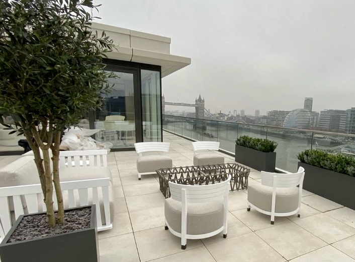 FakeItFlowers's tweet photo. Touches of @FakeItFlowers uv safe greenery finish off this gorgeous roof terrace. What a view �� #londonskyline #fakeitflowers #Londoninteriordesign #fabulousfauxliage https://t.co/r78Kf7Ixe3