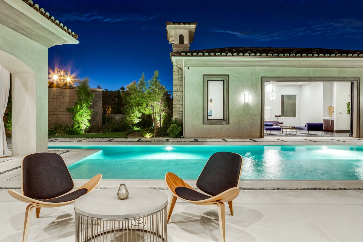 GrowthLuxury's tweet photo. It's warming up in the Valley, and we love having a beautiful pool to lounge in. Which of these would you sit by all summer?
.
.
.
#GrowthLuxury #LasVegas #Vegas #Luxury #DreamHome #LuxuryHomes #LuxuryLiving #Instahome #RealEstate #Poolside https://t.co/O6sSitiIrs