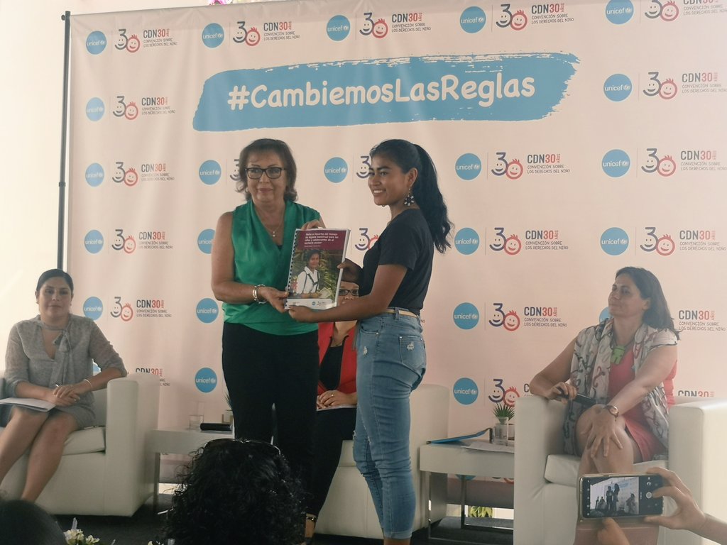 GIFinViolencia's tweet photo. La sociedad civil a través del Grupo Impulsor para poner Fin a la Violencia contra la Niñez recibe las recomendaciones de @UNICEFperu y se compromete a promoverlas para transformar la vida en la escuela. #HigieneMenstrual #CambiemosLasReglas https://t.co/2a93LkcAUo
