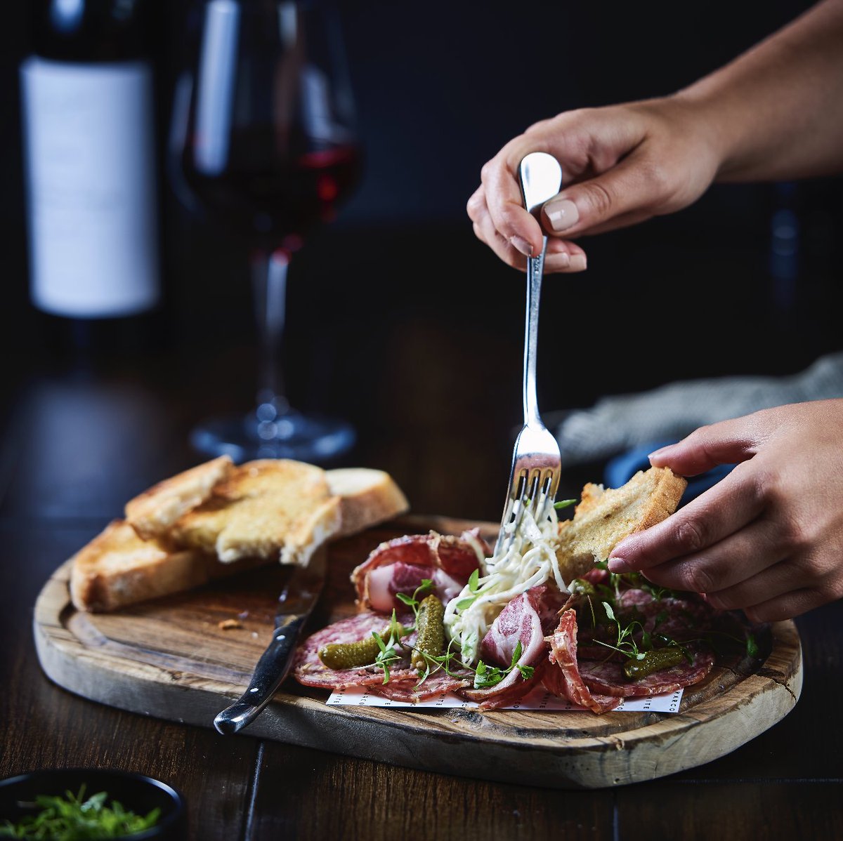 Dining with us tonight? Try our delicious selection of Perinelli and Mr. White’s English Cured Meats, the ideal sharing starter for your meal with us this evening! 🙌

➡️ ow.ly/noDb50yJ7HM