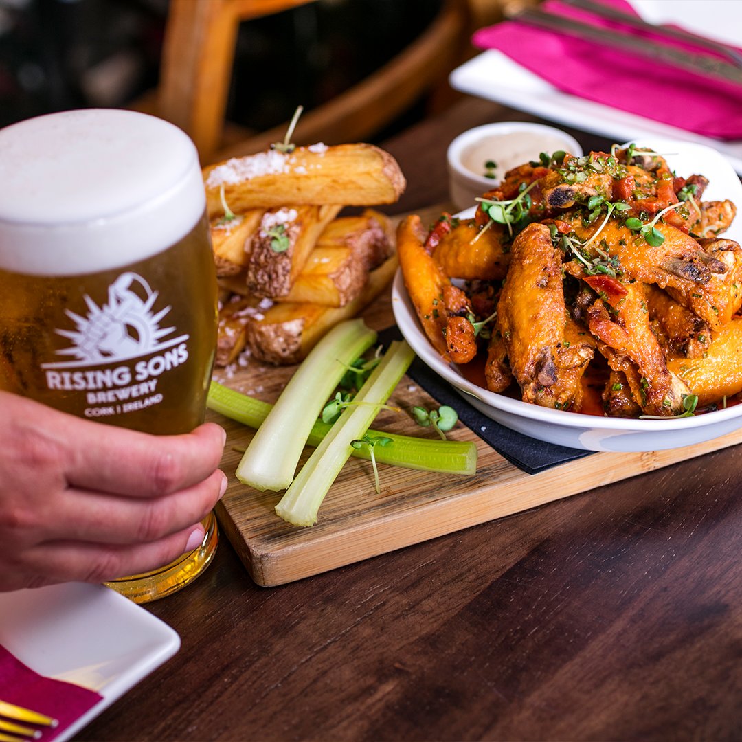 ArthurMaynesD4's tweet photo. A pint of Sunbeam and our signature chicken wings tossed in a citrus hot sauce - the perfect post-work remedy 😉 https://t.co/gnNbVmpQvr