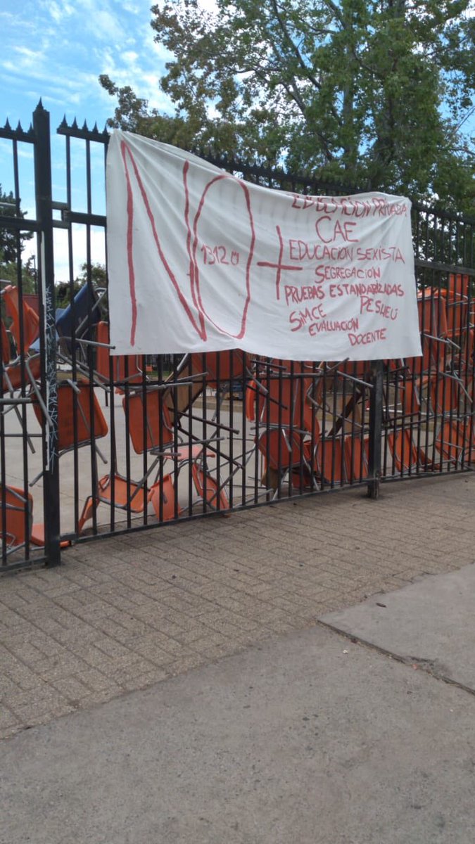 frente_foto's tweet photo. ¡Secundarixs del República de Siria en Ñuñoa se suman al llamado a #Tomazo y Protesta Nacional ocupando su establecimiento!

#FueraPiñera #11Marzo https://t.co/5sa1DqLe1B