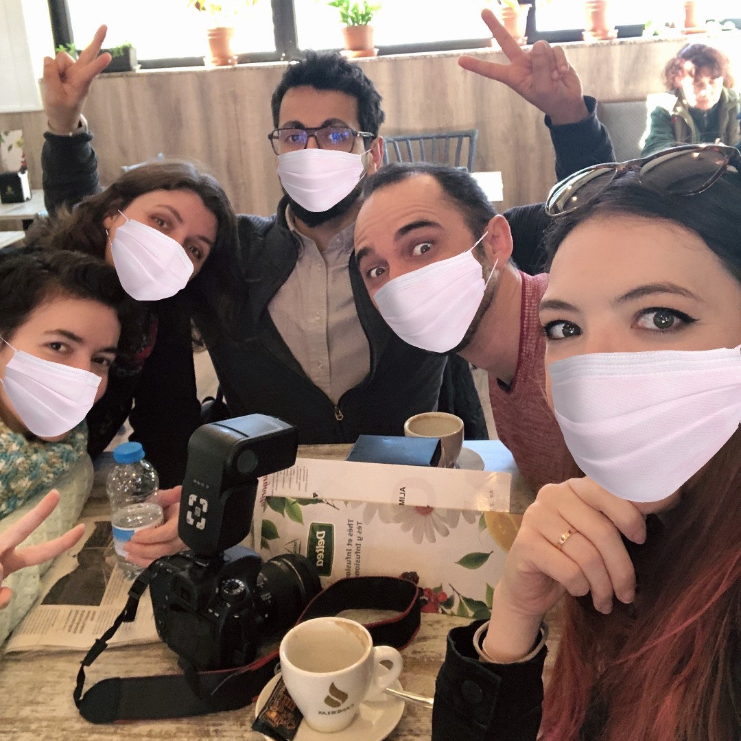 APODdesign's tweet image. Ens agrada tant el que fem que res ens para! Unes mascaretes i a treballar 💪.
.
.
#queelritmonopare #coronaque #graphicdessign #photography #team #coffee #canon #canonistas #bestteam #workhard #photogtaphs #photooftehday #apod