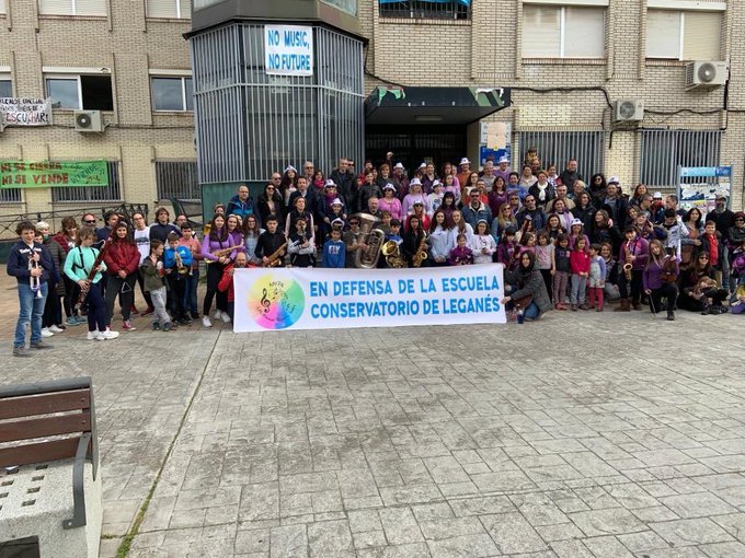 simplementeshu's tweet photo. @AmpaEM_MRS @AmpaEM_MRS somos una piña, una #familiamusical. @SantiagLlorente @Evaestaporaqui @AytoLeganes @culturaleganes no nos engañen más porque les observamos de cerca. Hagan su trabajo y dejen vivir la #música en #Leganés https://t.co/LD2b2Bwf1u