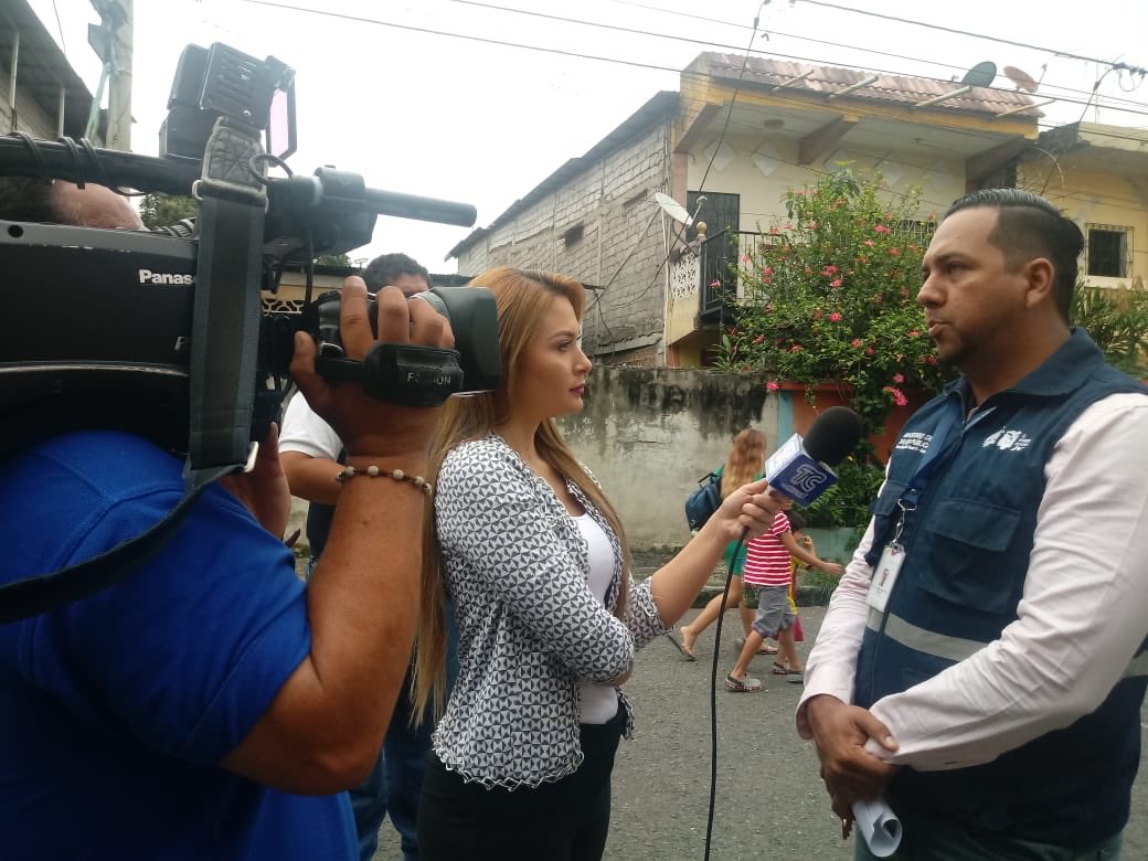 Salud_Guayas's tweet photo. @DrGuzmanFer, Director Distrital, informa en ⁦@tctelevision⁩ sobre las medidas preventivas contra dengue, chikunguya y zika #TemporadaLluviosaEc #MiBarrioSinMosquito #MSPdeTodosyParaTodos https://t.co/IG7He8B7xz