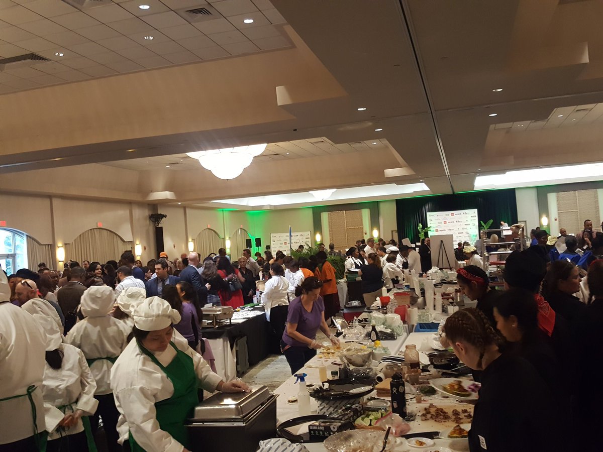 Larry_Feldman's tweet photo. I still cant get over last night's #TasteofEducation culinary competition! What a fun night @EducationFund thank you for making this event so special for our students. I have no doubt I was meeting the next #topchefs  Congratulations to all participating schools #mdcpsgottalent https://t.co/voa1wt6eSc