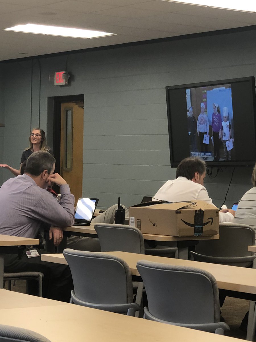 kelwatts's tweet photo. Teachers sharing their technology with principals. #paperless #stem #readerstheather @cabellschools #coding https://t.co/O3hZNMKwt6