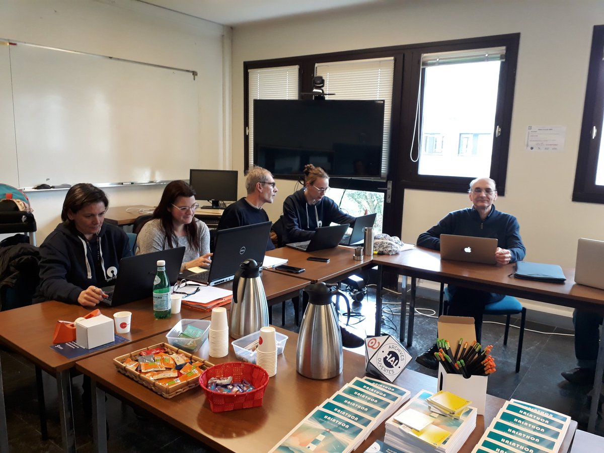 VeroniquePretre's tweet photo. Journée intense et studieuse avec les chercheurs du laboratoire #GEEPS. De riches échanges et une moisson de T.I. 👍 #HALATHON #PoleIST @centralesupelec @CS__Research @BibliothequesCS https://t.co/XDYeAjGHzm