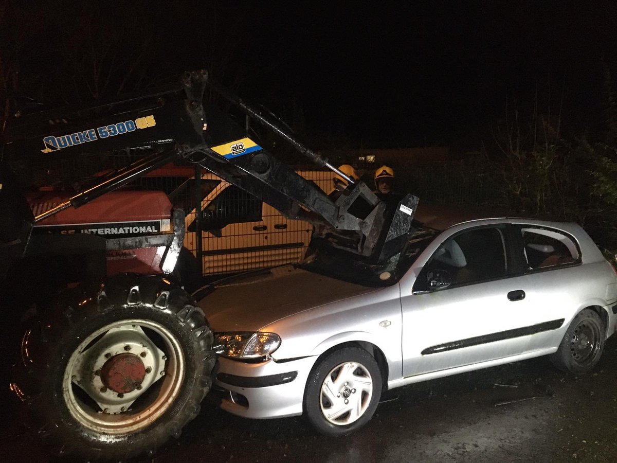 chapel_on's tweet photo. Interesting drill Monday night! RTC involving a casualty impaled on bale forks. Part of one of our firefighters development before his upcoming incident command course. #CountryLife #beprepared @DerbyshireFRS @DFRSTraining https://t.co/yBCIfZypNo