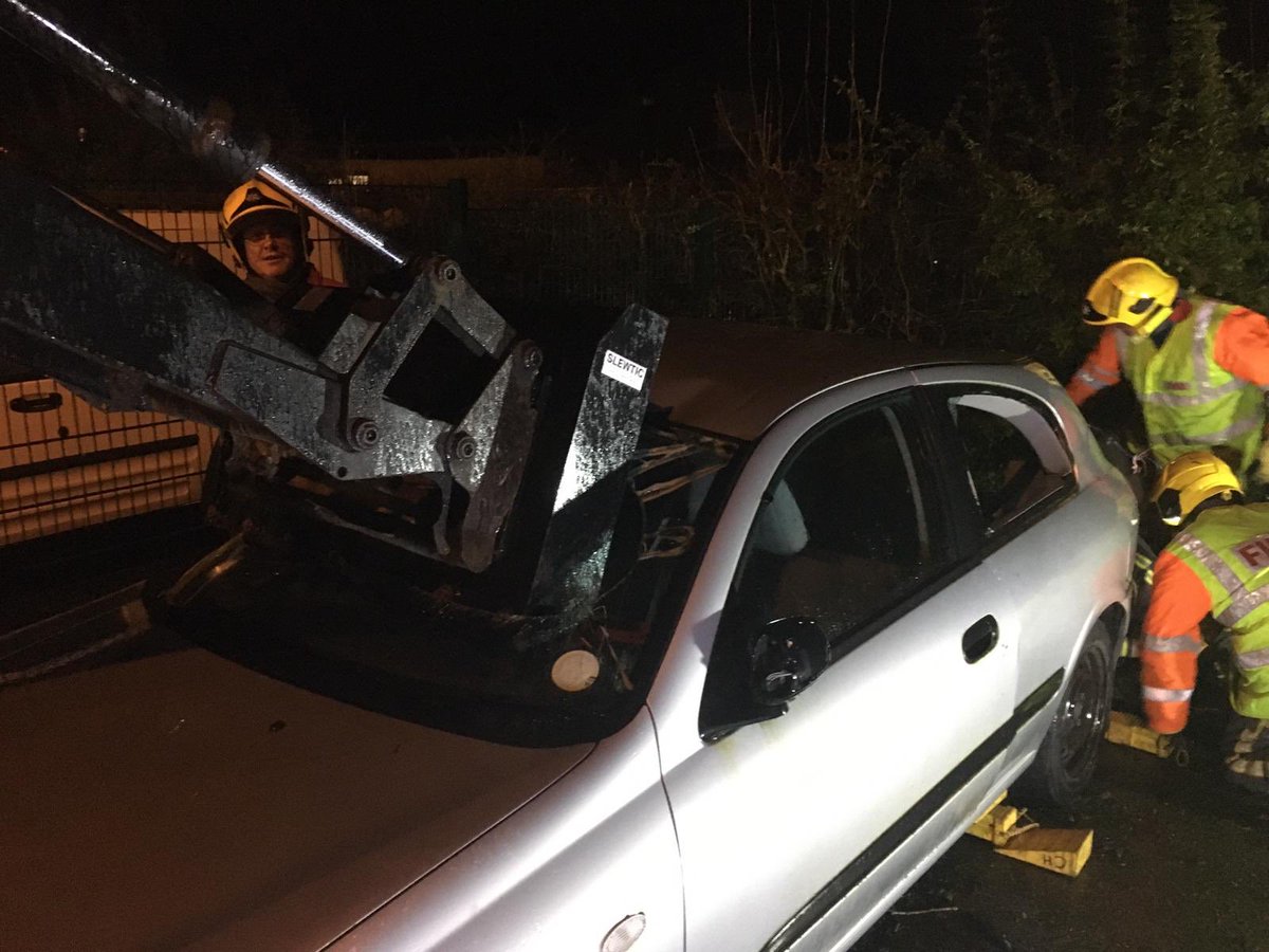 chapel_on's tweet photo. Interesting drill Monday night! RTC involving a casualty impaled on bale forks. Part of one of our firefighters development before his upcoming incident command course. #CountryLife #beprepared @DerbyshireFRS @DFRSTraining https://t.co/yBCIfZypNo