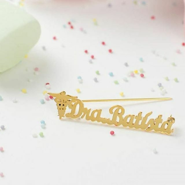 Complementos_rd's tweet photo. Aquí una muestra de nuestro hermosísimo Pin Profesional. Muy utilizado como regalo para profesionales de la salud.
.
.
Pueden ser elaborados en #100porcientoPLATA o #100porcientoORO https://t.co/sM1zMC6Sob https://t.co/LOcEHTloqM