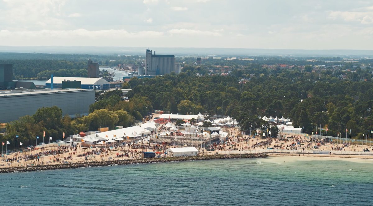 ahusbeach's tweet photo. Åhus Beach arbetar för att sedvanligt genomföra sommarens härliga event. Vi följer mycket noga Coronavirusets utveckling och strikt berörda myndigheters beslut. Följ fortlöpande information här och på vår hemsida. https://t.co/m7g5KZUJzx