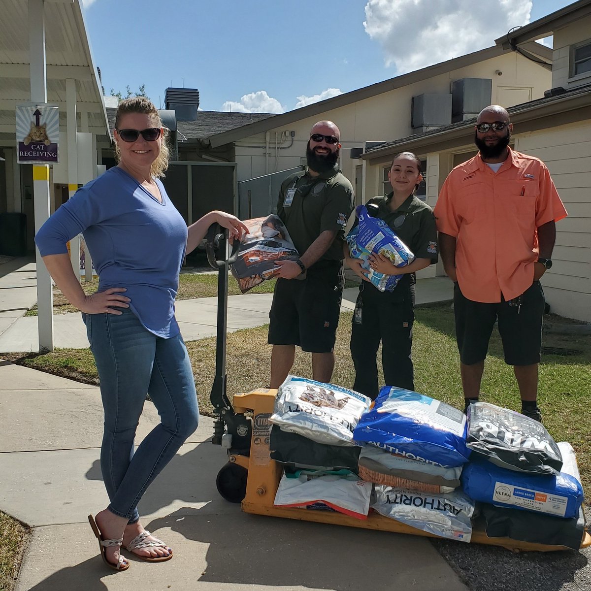 MySynergyFL's tweet photo. We are so thankful for our reps at @anixterinc for partnering with us for our Pet Food Drive in Orlando to support the @petalliancego . These guys dropped off almost 300 pound of food!Thank you so much for your generosity and support! #anixter https://t.co/Sg7RL9o6Bc