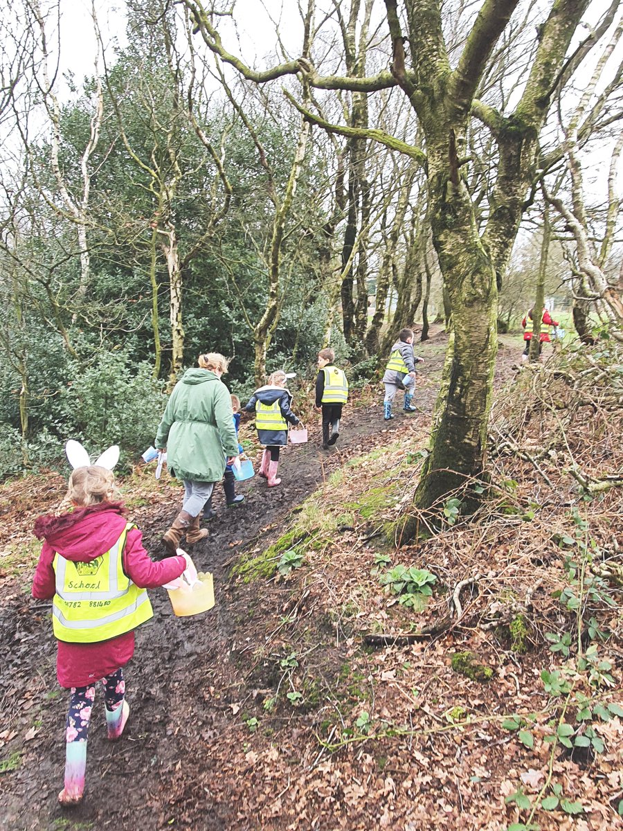 GreatGroundsEd's tweet photo. We had a few visitors up at our @GGVenues trying out the #Easter Egg hunt. I think that I can spot a golden egg too!
What a #healthy way to spend the day in the fresh air. We also had special guest @RiannaPhillips visit us. What a day😀#BookEarly #SchoolHolidays https://t.co/DOZC4D78A3