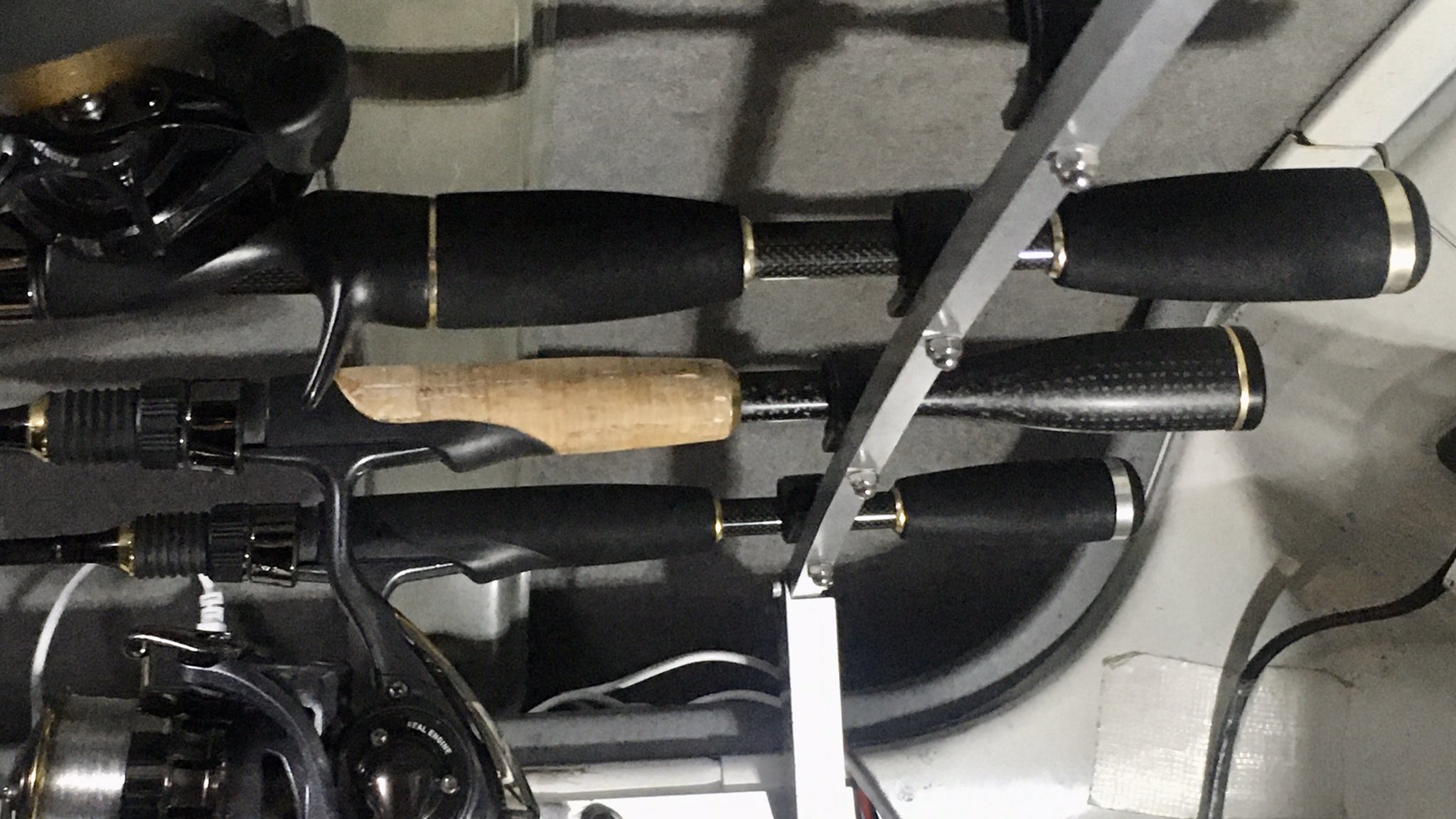 Saburo ロッドハンドル長考察 スピニングはリール フット ベイトはトリガーからエンドまでの長さのことだけど ベイトロッドの場合はリールシート後端からエンドまでをリアグリップ長として表記 スピニング ロッドはリールシートの寸法やロックスクリュー