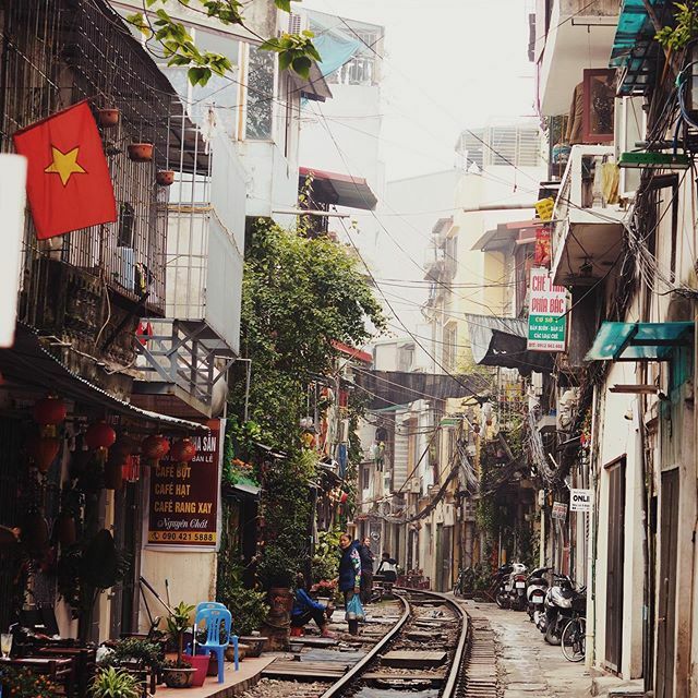 A quiet Train Street, Hanoi 
#hanoi #vietnam #letgovietnam #vietnamnow #girlswhotravel #trainstreet #trainstreethanoi #vietnamphotography #hanoiphotography #visitvietnam #visithanoi #searchwandercollect #aquietmoment ift.tt/39K3aR7