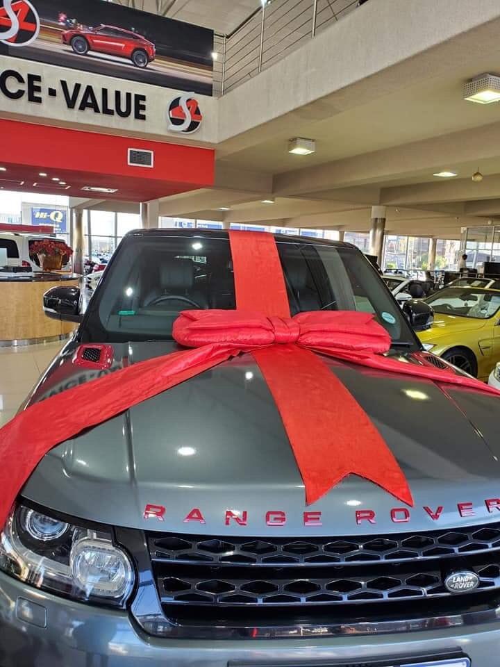 anderson_luzze's tweet photo. Pr Bujjingo gifts wife Suzan Makula with a brand New Range Rover. https://t.co/fCMJB8z8KX