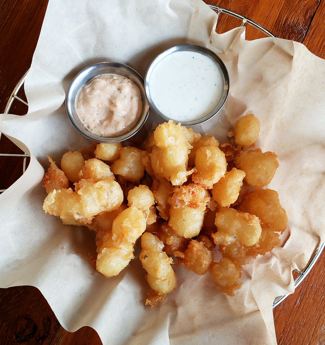 TGTaphouse's tweet photo. Have you seen the new delicious items to hit our menu?!?
#TapHouse #DowntownMHK #FriedCheeseCurds #KCBBQBloodyMary #IrishColdBrew #NewMenuItems #SoGood #LetUsDoTheDishes #NoReservationNeeded #CheesyGoodness #KCBBQ #BrunchCocktails #ServedAllDay https://t.co/FvPhqJzvYl