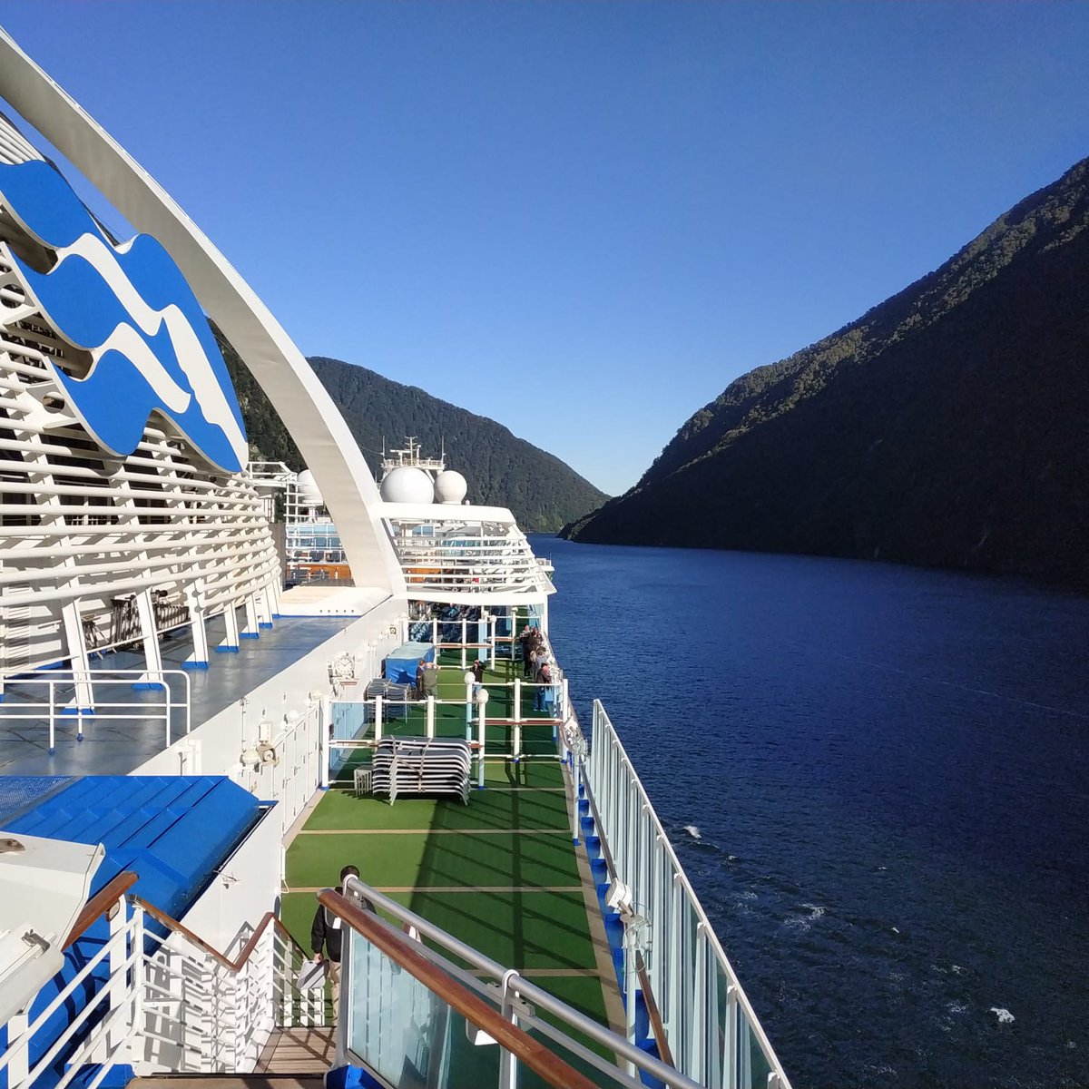 🦘 La belleza de los paisajes de #Australia y #NuevaZelanda nos acompañan en este espectacular viaje a bordo del #RubyPrincess.

🛳️ ¡Mira qué impresionantes se ven los fiordos neozelandeses desde la cubierta de los navíos de #PrincessCruises!