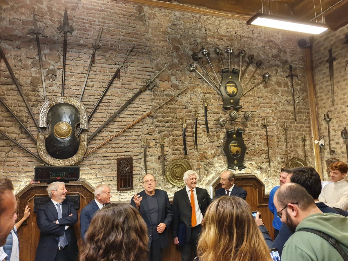 La nostra sala d’armi, lo scorso novembre, con tanta bella gente. #iorestoacasa così ci rivediamo presto
Carlo Verdone, Gianni Letta, Emanuele Emanuele, Pietro Miele,  Lorenzo Roma 
<a href="/AntonioNaddeo/">Antonio Naddeo</a> <a href="/RMusumeciGreco/">Renzo Musumeci Greco</a> 
mamug.org
<a href="/nomfup/">nomfup</a> @_MiBACT 
#coranavirusitalia