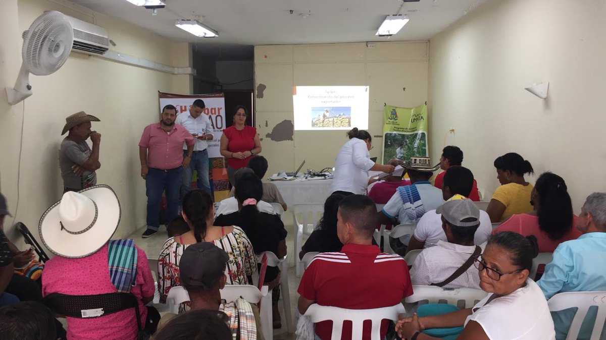 alcaldiabarranc's tweet photo. Cacaocultores del corregimiento #CiénagadelOpón reciben una importante capacitación por parte del proyecto Hallbar Kakao, en cooperación con Suiza, y con el apoyo de la Alcaldía Distrital desde la Umata.
#UnidosPorElDistrito
#EstamosHaciendoMas
#SomosRural https://t.co/qz6gO52d4W