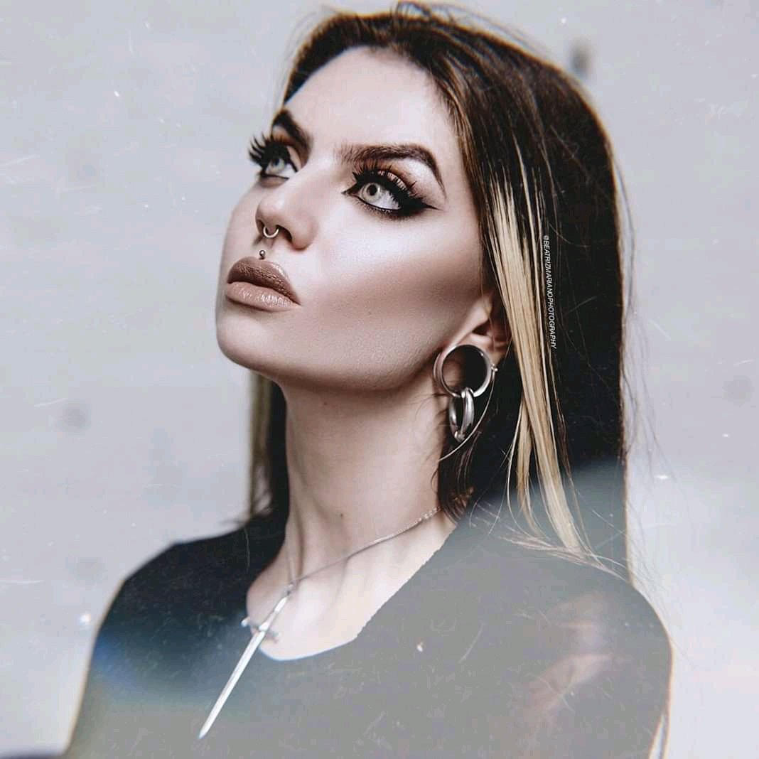 أعلم أن الكتمان يؤذيني ولكنني أعتدت.