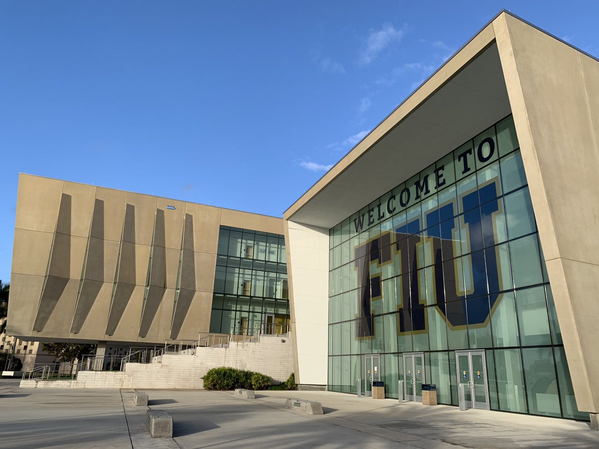 有田 満弘 イラストレーター I Ll Have An Event At This Building In Fiu Today 今日はフロリダ国際大学でライブペイントです Mitsuhiroarita Arttour