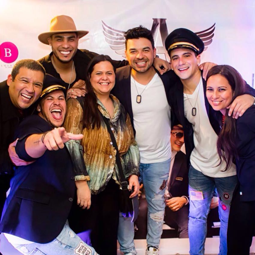 TalentVE's tweet image. Hoy en jueves de #TBT recordamos esta  foto con parte de nuestro equipo de @ProdRojas junto a @DEPOOLC @carlosrojasp @erikatse @losaviadores y @RonaldBorjas en el lanzamiento #PaQueLoGocen