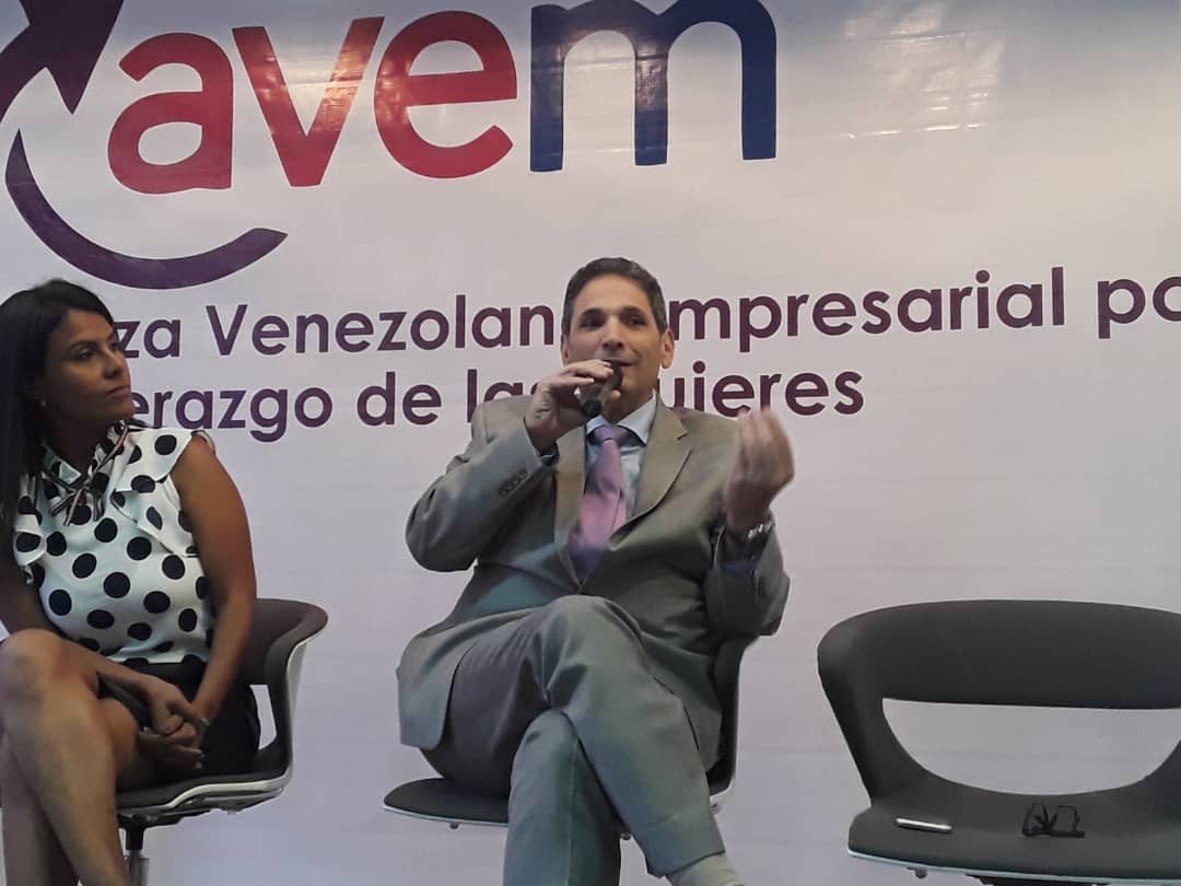 camaramaracaibo's tweet photo. Finalmente nuestro #Pdte de la @camaramaracaibo, @ezioangelinidijo sentirse orgulloso de pertenerse a una sociedad matriarcal. También invitó a todas las mujeres que forman parte de @avemujeres en el estado Zulia a realizar otro #FOROAVEM vanguardistas de empoderamiento femenino https://t.co/FYXRvbguFi