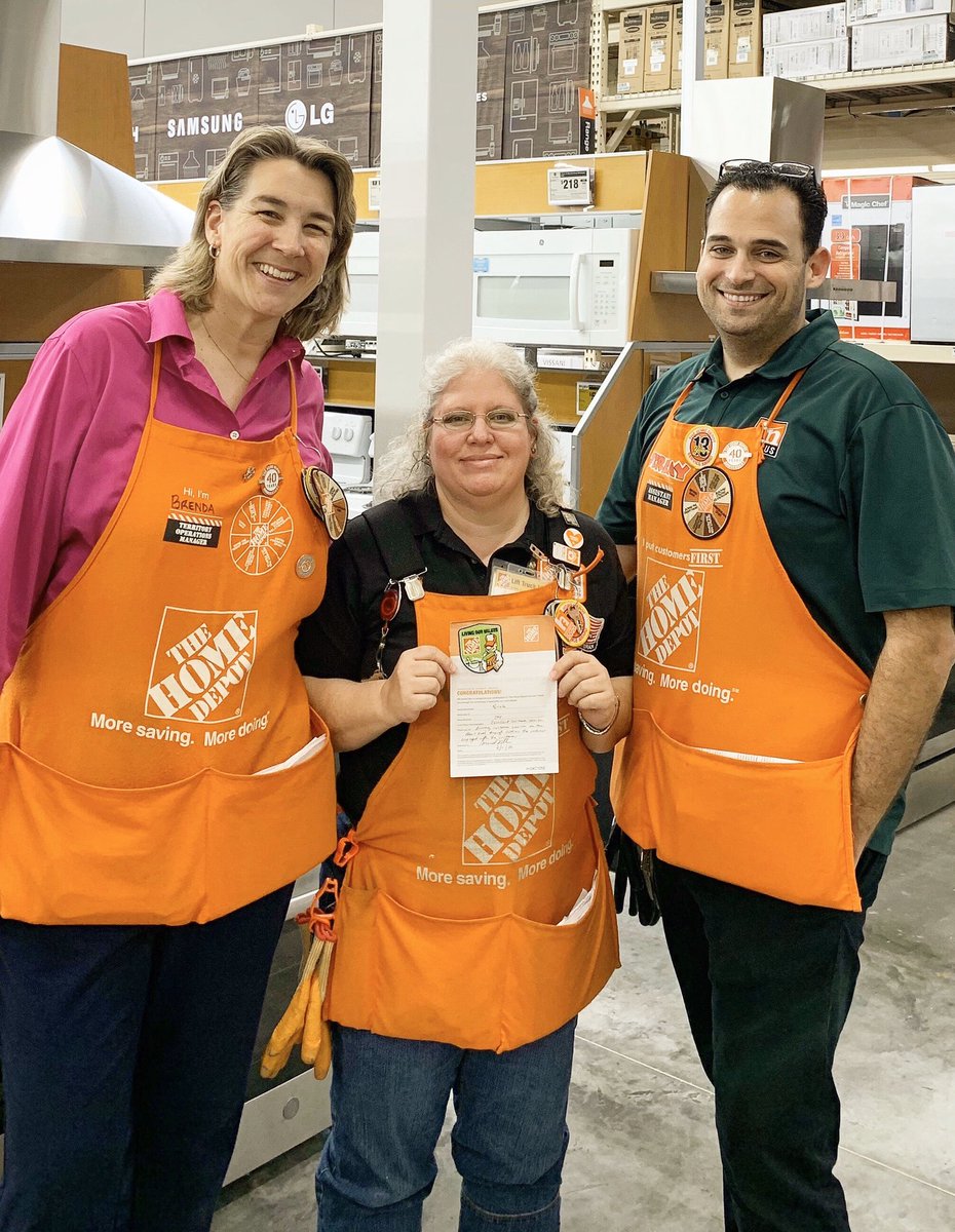 BLRoller34's tweet image. 274s FES Nicole has her team of cashiers #GETtingengaged with our customers in order to provide outstanding customer service! #keepemcomingback #customersforlife #1RegionSFL @dannyg75382663 @nikkipooskie @JeremyJMyers