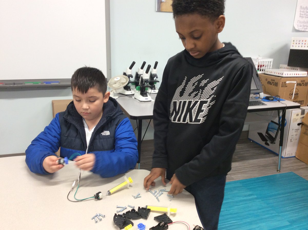 TeacherMe7's tweet photo. Using MakerSpace to create our prototypes. @HMSANTAFE @HMC1Proud @HMC1MeYouUs @clmerkerson https://t.co/danOHqay4y