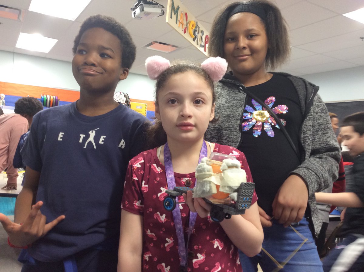 TeacherMe7's tweet photo. Using MakerSpace to create our prototypes. @HMSANTAFE @HMC1Proud @HMC1MeYouUs @clmerkerson https://t.co/danOHqay4y