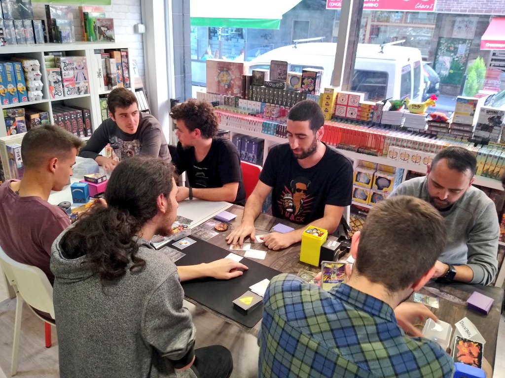 bazar_iglesias's tweet image. Todos los miércoles jugamos el #chainbound de #keyforge de @FFGames_ES ¡A forjar!