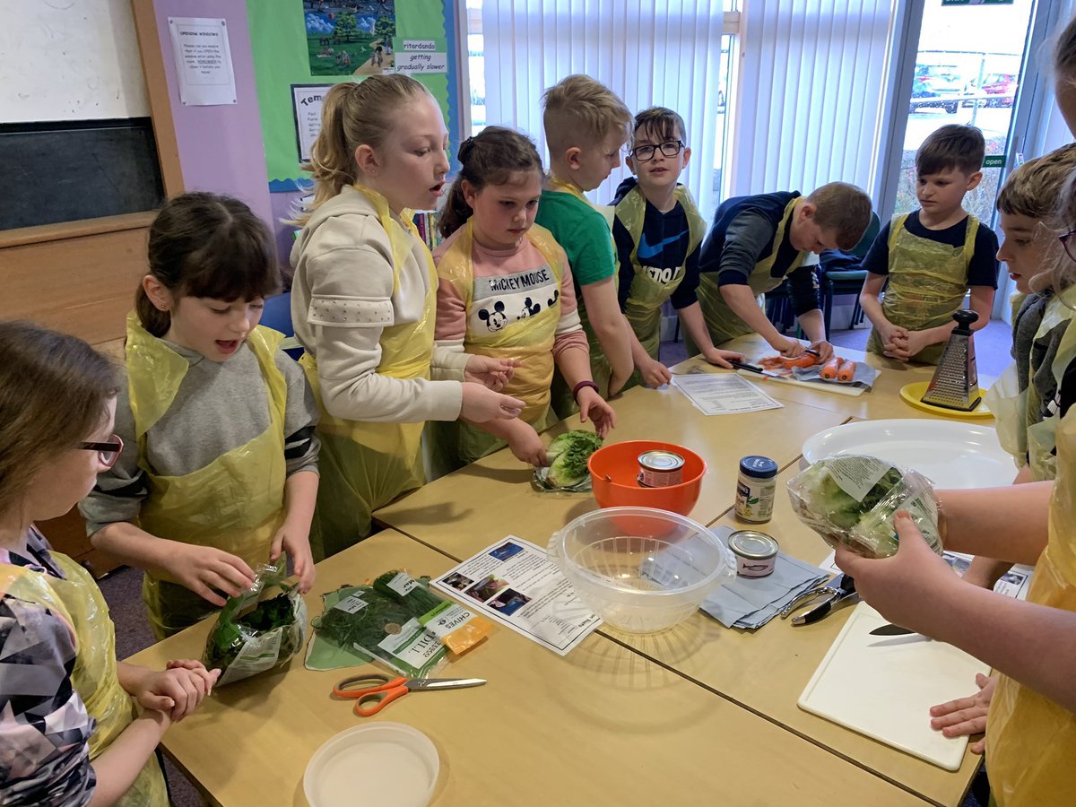 DeanburnPS_P7A's tweet photo. We loved following the #healthyfood recipes on our Tasty Tuesday (Wednesday!). We worked well as a team to make enough for everyone to taste! @NHSForthValley #MaxintheMiddle πππ https://t.co/DqvhTGqtod