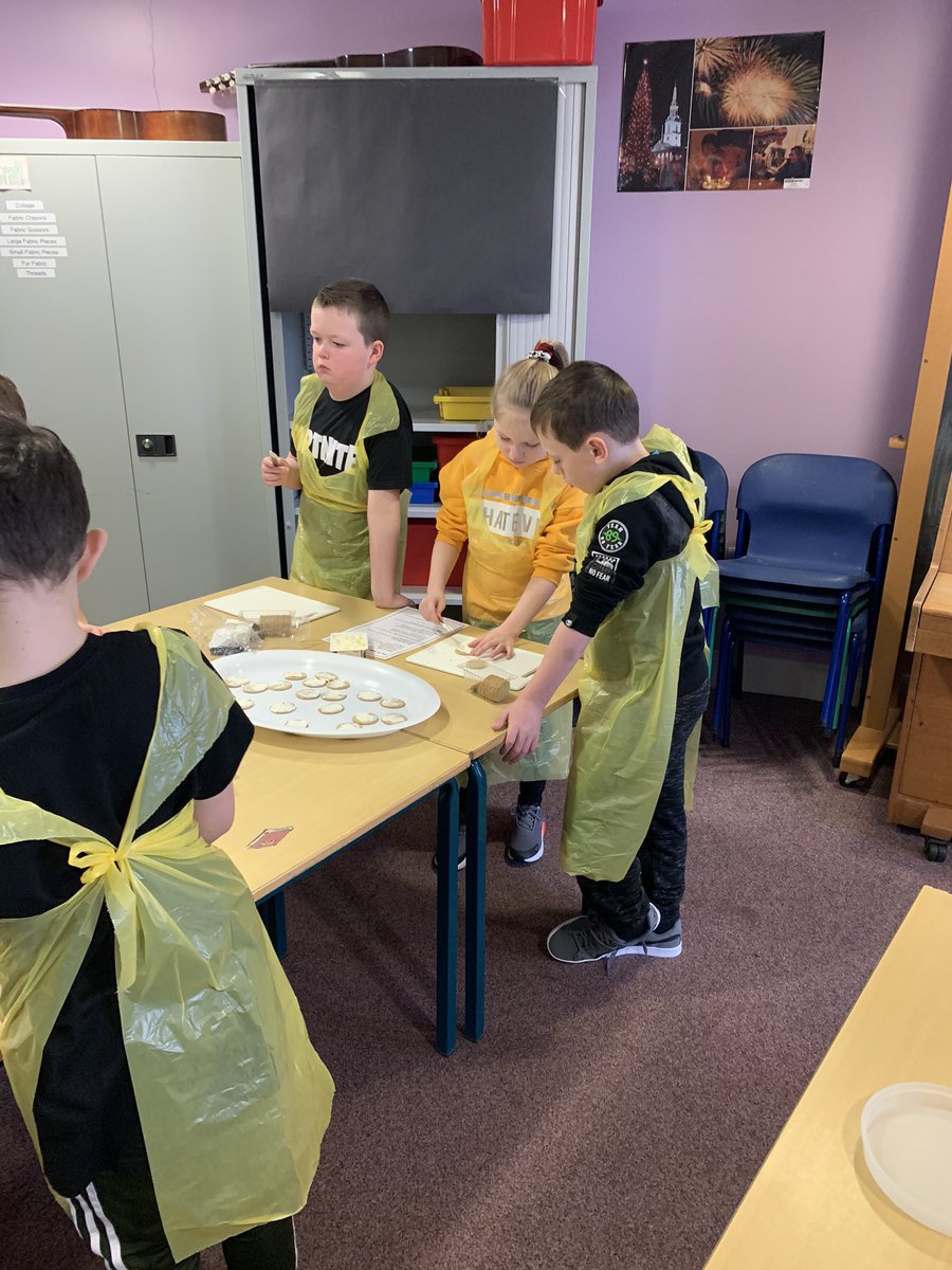 DeanburnPS_P7A's tweet photo. We loved following the #healthyfood recipes on our Tasty Tuesday (Wednesday!). We worked well as a team to make enough for everyone to taste! @NHSForthValley #MaxintheMiddle πππ https://t.co/DqvhTGqtod