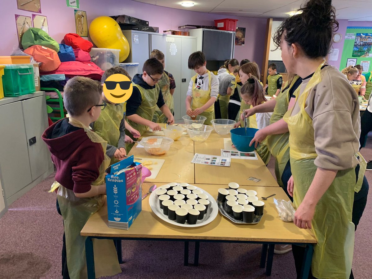DeanburnPS_P7A's tweet photo. We loved following the #healthyfood recipes on our Tasty Tuesday (Wednesday!). We worked well as a team to make enough for everyone to taste! @NHSForthValley #MaxintheMiddle πππ https://t.co/DqvhTGqtod